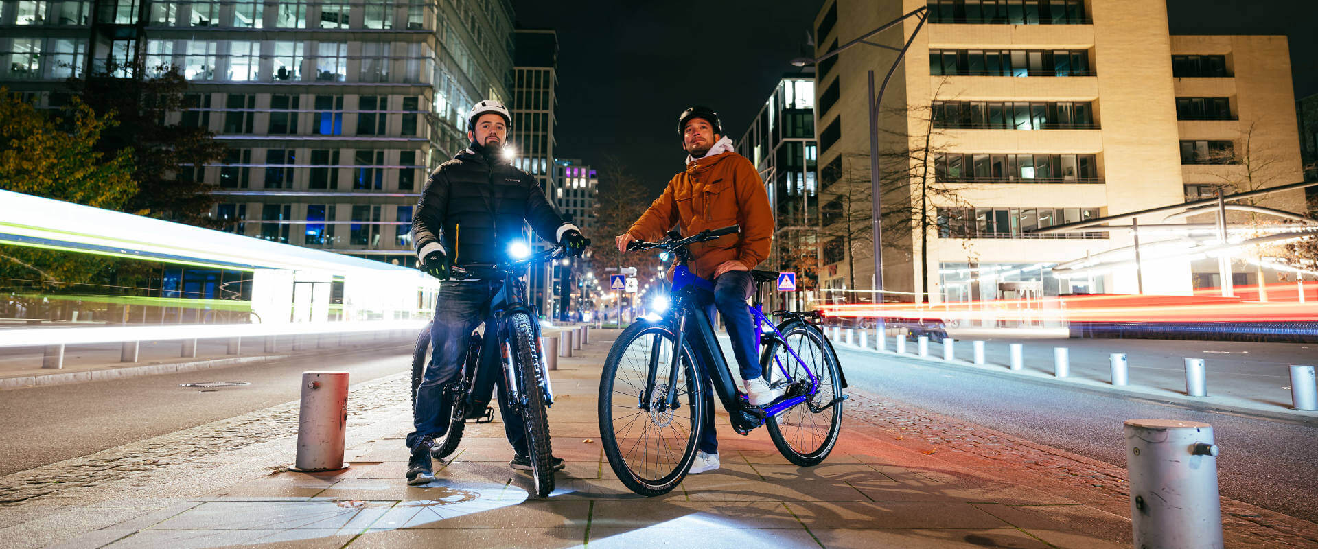 Tunne pyöräilyn jännitys öisessä kaupungissa