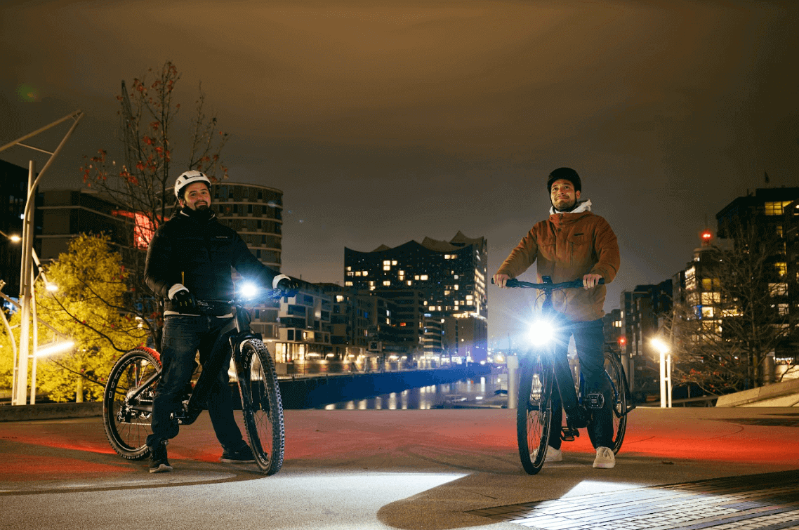 Känn spänningen av att cykla i staden på natten